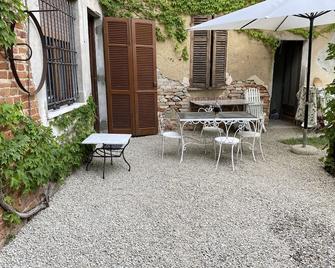 Country mansion on the hills - Cuccaro Monferrato - Patio