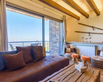 Lumber's 3-Bedroom House with Garden in Bakish - Kfardebian - Living room