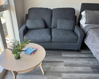 Cozy studio with WiFi, AC, fitness room in lovely midtown of Sacramento. - Sacramento - Sala de estar