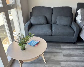 Cozy studio with WiFi, AC, fitness room in lovely midtown of Sacramento. - Sacramento - Sala de estar