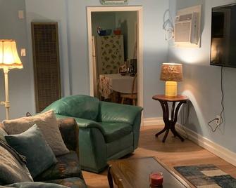 Pink Flamingo At The Beach 2 Bedroom Cottage By RedAwning - Norfolk - Sala de estar