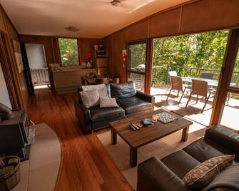 Whispering Valley Cottage Retreat - Maleny - Living room