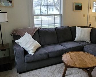 Peaceful 2-bed single-family home centrally located on the east side of Morris. - Morris - Living room