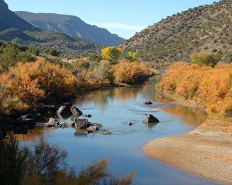 Amazing condo with river & mountain views, hot tub, & wood-burning fireplace - Taos Ski Valley - Beach