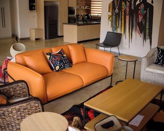 Charming 3-bedroom cottage in fabulous Bulawayo with AC, WiFi - Bulawayo - Living room