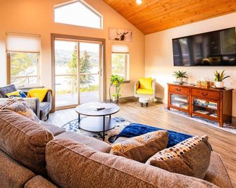 Lakeshore Lodging Suites - Homer - Living room