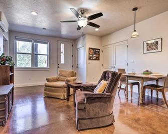 Quaint Kanab Casita - 3 Mi to the Heart of Town! - Kanab - Sala de estar