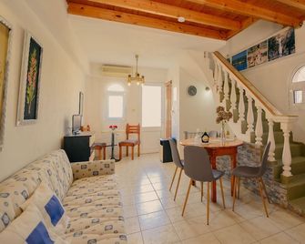 Yiannis' Maizonette Ancient Olympia - Happy Rentals - Olympia - Dining room