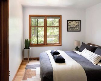 River Haus | Glacier Park's Iconic Home - West Glacier - Habitación