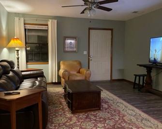 Lovely 1 Bedroom Apartment. - Cullman - Living room