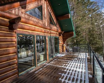Full Log Home On Private Lake Close To Town, Snowmobile Trails, & Golf Course - Mercer - Balcony