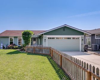 On The Beach! Rambler w/Watercraft, Lawn & Games! - Camano Island - Building