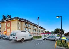 Days Inn by Wyndham Woodland - Woodland - Gebouw
