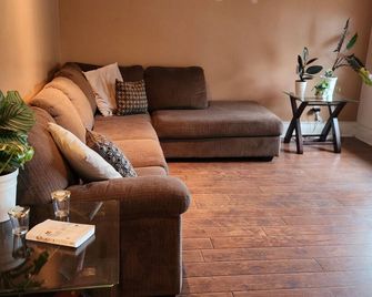 Secret Oasis Hidden in Brockville's City Centre-Inground pool and Hot tub - Brockville - Salon