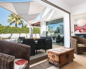 Villa Athos - Plusholidays - Calp - Innenhof