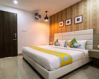OYO 78039 Esgee Towers - Ernakulam - Slaapkamer