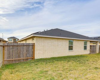 Resort Perks & Private Yard: Brookshire Retreat - Brookshire - Budova