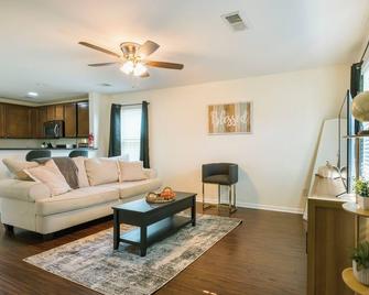 Charming 3-bedroom oasis in lovely Pooler with hot tub, king bed, and Smart TVs - Pooler - Living room