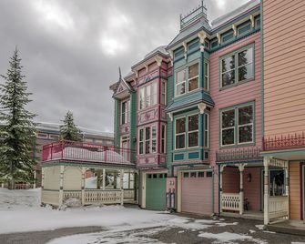 Deluxe Townhouse on the Knoll Ideal for 2 Families with Private Hot Tub! - Lumby - Building