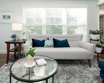 Walk to downtown Bristol, popular wedding venues and the harbor! - Bristol - Huiskamer