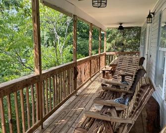 Lakefront Tillery Getaway- Pontoon Boat for Rent and Pet Friendly - Troy - Balcón