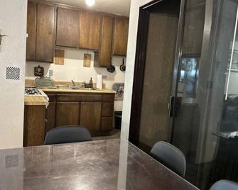 Clean, Comfortable, Cozy, Quiet and Convenient Apartment - Los Angeles - Restaurant