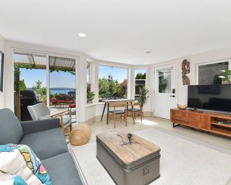 Gulf Island View Suite - Chemainus - Living room