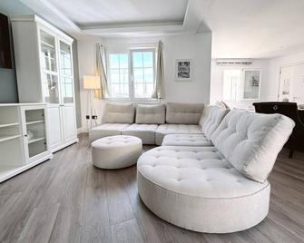 Luxe Penthouse Studio w/ Terrace - Gibraltar - Sala