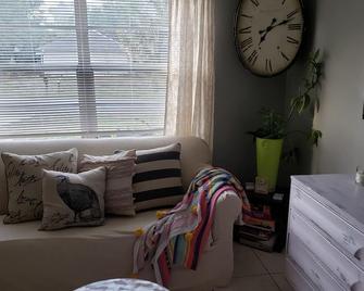 Welcome to Lime on Green! I also have a rental CAR listed/available on TURO.COM - Osprey - Living room