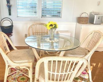 Cozy 2-bedroom mobile home in awesome Port Isabel with WiFi, AC - Port Isabel - Essbereich