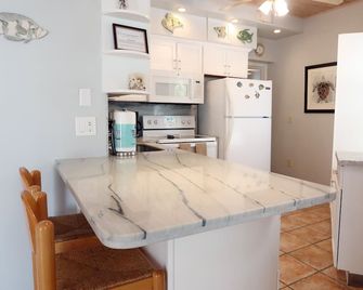 Bayside: Bayfront villa W/ free onsite boat ramp marina & trailer parking. - Islamorada - Dining room