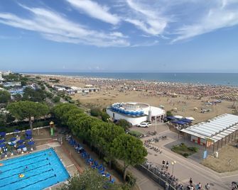 Nuovo condominio con piscina e garage - Bibione - Plajă