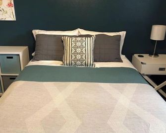 Pets Welcome @ Hummingbird Hideaway in Page/Lake Powell, AZ - Page - Schlafzimmer