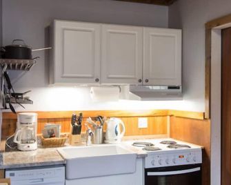 1 Bedroom B - Cozy Cottage with Forest View and Seasonal Hot Tub/Walking Distance to Beaches - Ucluelet - Kitchen