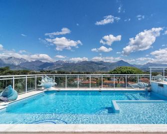 Hotel Residence Villa Marzia - Marina Di Pietrasanta - Pool