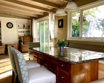 Entertainment home w/swimming pool, 15 min to Disneyland, beaches - Tustin - Dining room