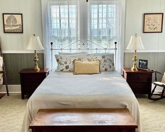 Spacious Family Farmhouse - Collins - Habitación