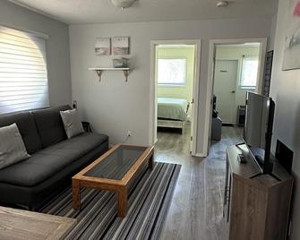 Lovely 2 bedroom condo, 2 minute walk fr downtown - Invermere - Living room