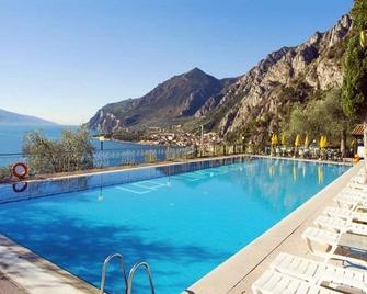 Centro Vacanze La Limonaia - Limone sul Garda - Piscina