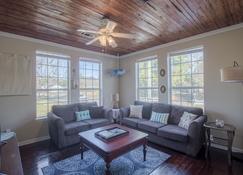 Comfy and Cozy 5 min walk to the Gulf in Historic District - Gulfport - Vardagsrum