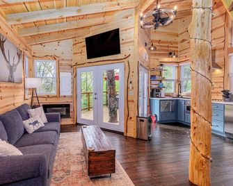 Tree House Cabin w Hot tub close to downtown & Great Smoky Mountains - Bryson City - Huiskamer