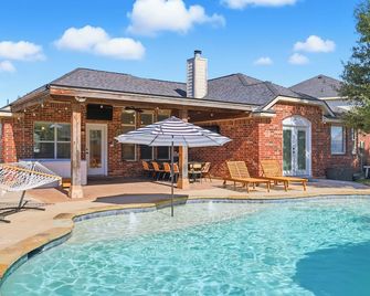 Spacious 5br Family Oasis - Pool, Hot Tub & Game Room - Red Oak - Piscina