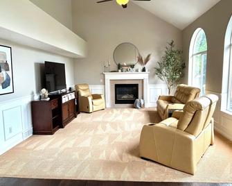 Spacious Gathering Place 2x Living Rooms & Dining Rooms + Fenced Private Yard - South Jordan - Вітальня