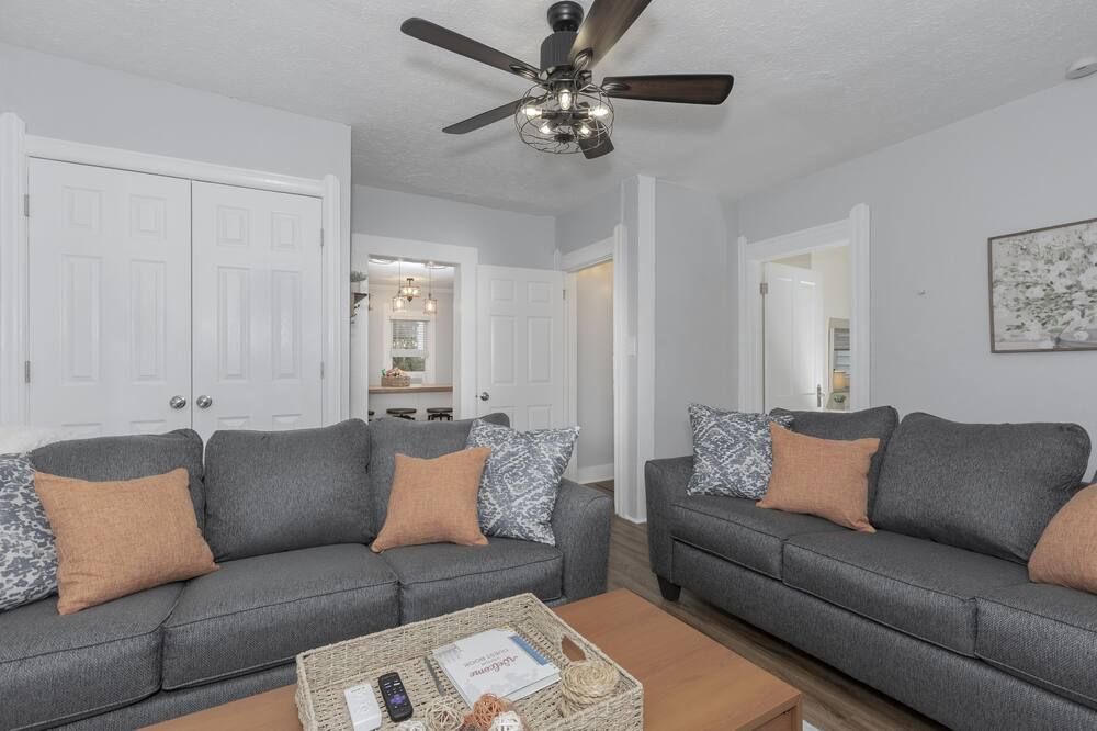 In the heart of Little Italy! Free Parking! - קליבלנד - סלון