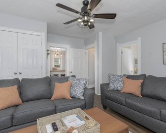 In the heart of Little Italy! Free Parking! - Cleveland - Vardagsrum