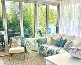 Woonona Family Beach Villa 2 bedroom Brand new - Wollongong - Living room