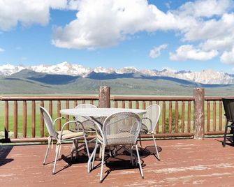 Decker Peak Log Home - Panoramic Sawtooth Mountain Views! - Stanley - Balcony