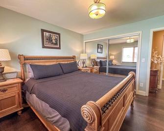 Spacious/Clean 4 Bedroom 2 Bathroom Home away from Home. - Mandan - Bedroom