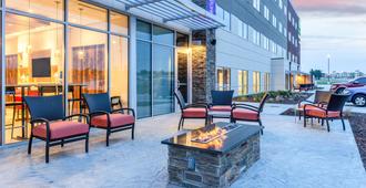 Holiday Inn Express & Suites Springfield North - Springfield - Patio