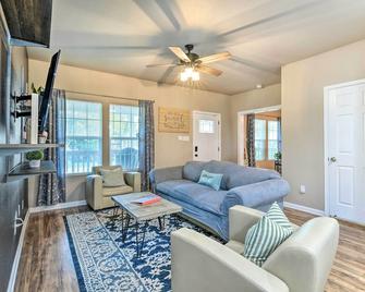 Charming San Antonio Home about 4 Mi to Downtown - San Antonio - Living room